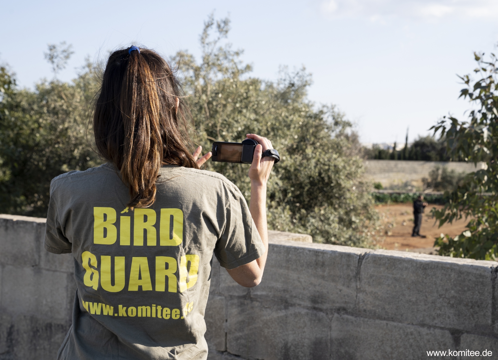 Bird Guard bei der Überwachung eines illegalen Finkenfangplatzes (im Hintergrund).