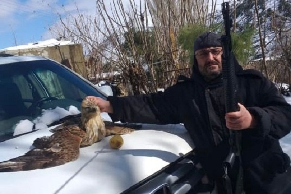Wilderer mit illegal geschossenem Adlerbussard im Libanon