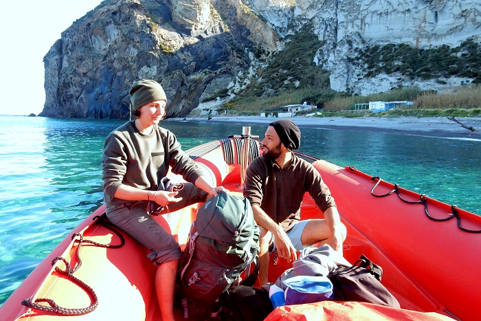 Wache im Schlauchboot: Komitee-Team vor der Insel Palmarola