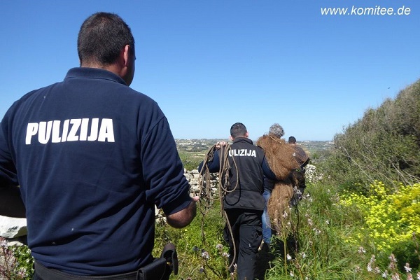 Auf Malta arbeiten die Einsatzkräfte der Polizei mit Mitarbeitern des Komitees zusammen, um gegen den illegalen Vogelfang vorzugehen.