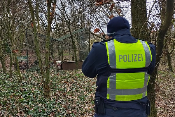 Polizeibeamter bei der Dokumentation der Greifvogelfalle bei Lübbecke