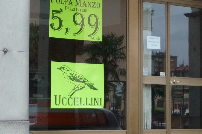Stein des Anstoßes 2008: Werbung "Uccellini" ("Vögelchen") im Schaufenster eines Metzgers in Italien