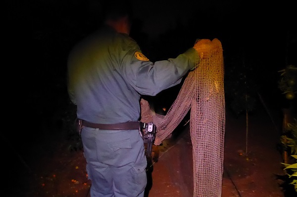 Polizist beim Abbau eines Schlagnetzes in Valencia