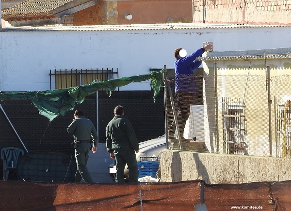 Nach der Ankunft der Polizisten musste der Vogelfänger seine Fanganlage abbauen. Einige Lockvögel standen auf einem Gebäudedach. 