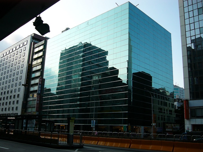 Un tipo edificio moderno completamente in vetro: trappola mortale per gli uccelli / © Solomon203 - wikicommons
