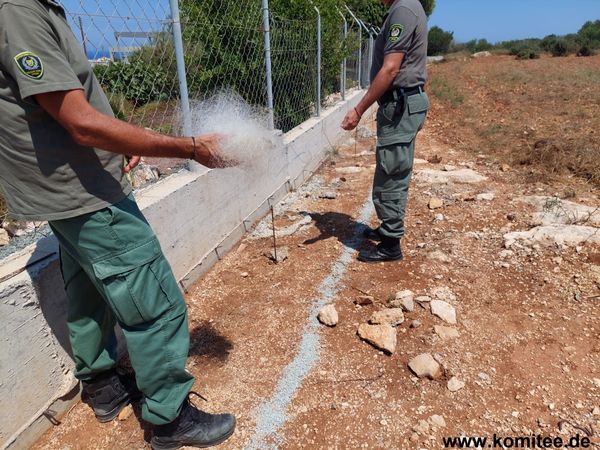 Beamte beim Abbauen eines Bodennetzes in der Region Famagusta