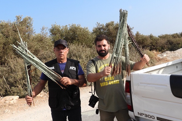 Mitglieder von Komitee und MESHC mit den in Anfeh/Libanon eingesammelten Leimruten