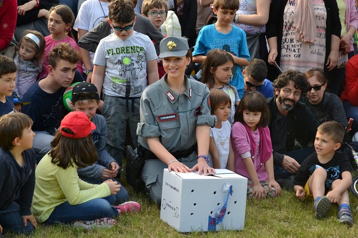 rilascio di uccelli recuperati da parte dei carabinieri forestali con i bambini delle scuole