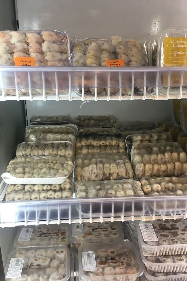 Pacchetti di uccelli canori surgelati in vendita in un supermercato libanese