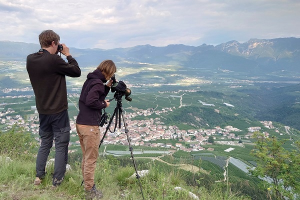 Komitee-Team auf einem Aussichtspunkt hoch über dem Val di Non (Trentino)