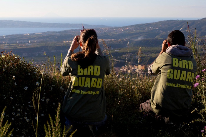 Gut versteckt: Komitee-Mitglieder mit Blick über die Meerenge von Messina