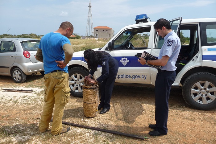 Polizia in attività di contrasto del bracconaggio a Cipro