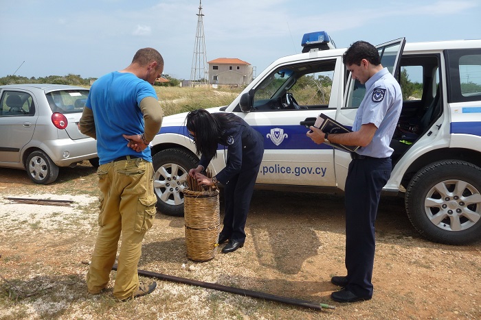 La polizia sequestra bacchette di vischio e rete