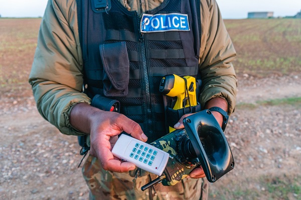 Polizeibeamter mit sichergestelltem Lockgerät (Zypern)