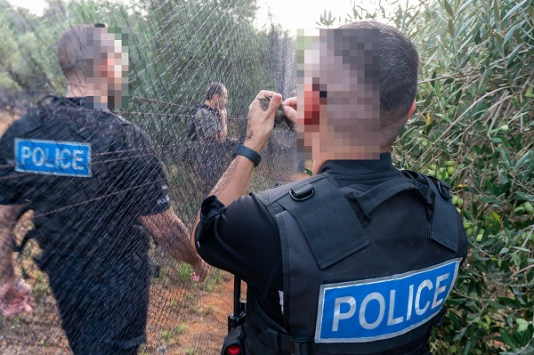 Polizeibeamten im britischen Militärgebiet auf Zypern beim Befreien von frisch gefangenen Vögeln