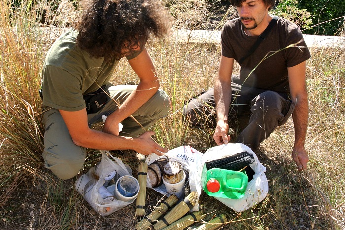 Volontari del CABS raccolgono vischio e bacchette per l'uccellagione