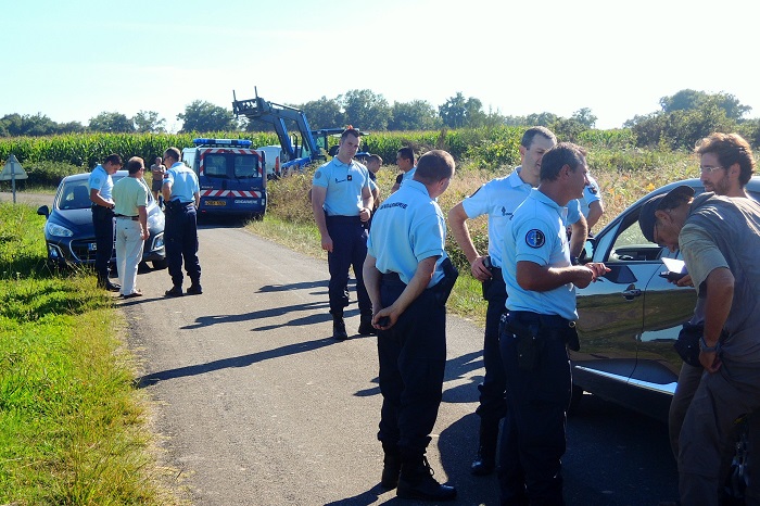 Police arresting an Ortolan trapper, Les Landes 2015