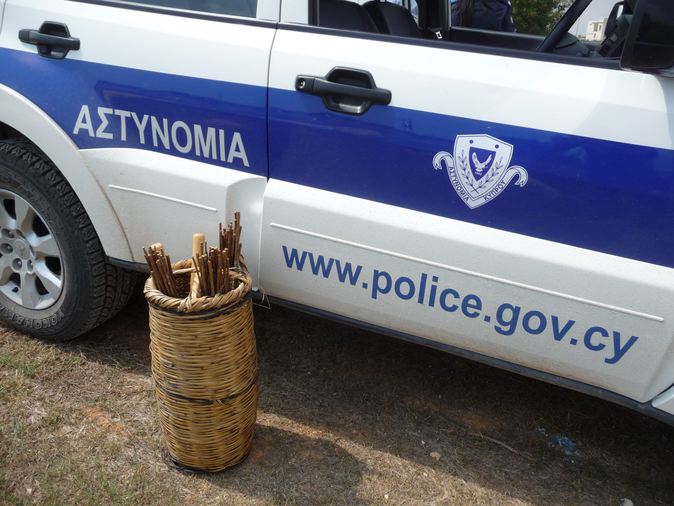 Eingesammelte Leimruten vor einem Einsatzwagen der zypriotischen Polizei