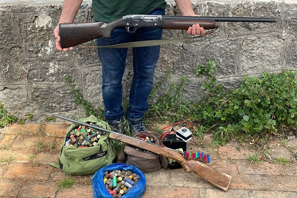 Auf Ischia (Italien) im Mai 2024 sichergestellte Jagdwaffen und Munition