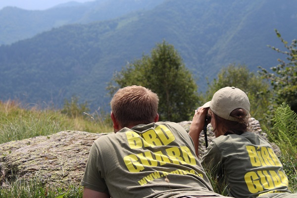 Komitee-Mitglieder auf der Lauer in den Bergen Norditaliens