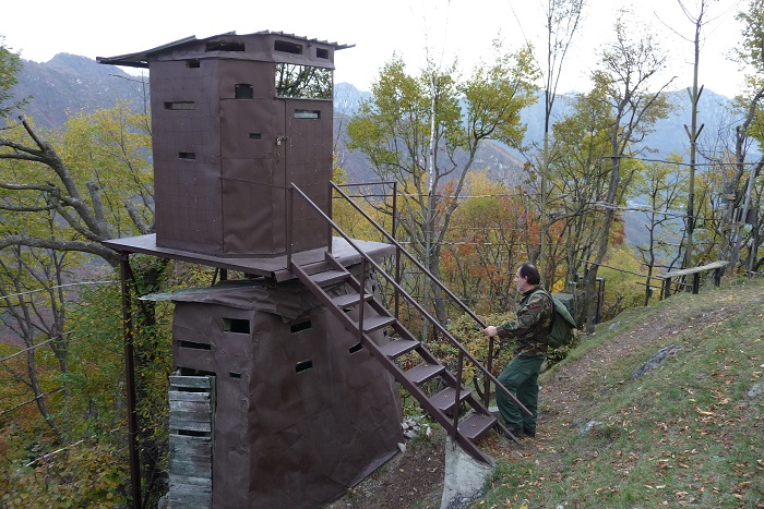 Capanno da caccia in una radura di montagna, dal quale vengono abbattuti gli uccelli migratori.