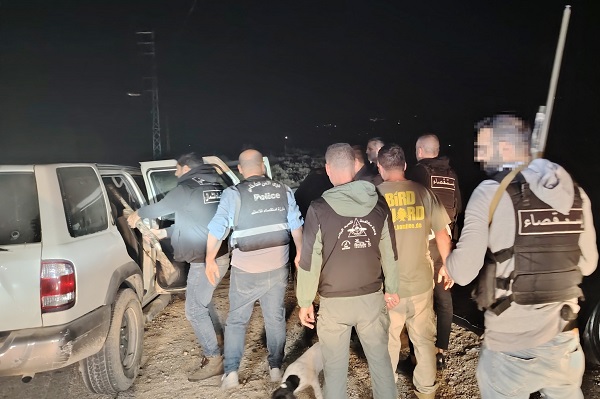 Die libanesische Polizei und Mitglieder des Komitees und unserer Partnerverbände bei einer Kontrolle von Jägern im Nordlibanon.