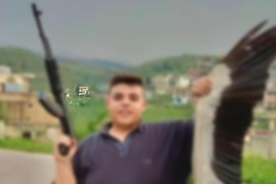 Mit illegaler Kriegswaffe und geschossenem Weißstorch posierender libanesischer Wilderer