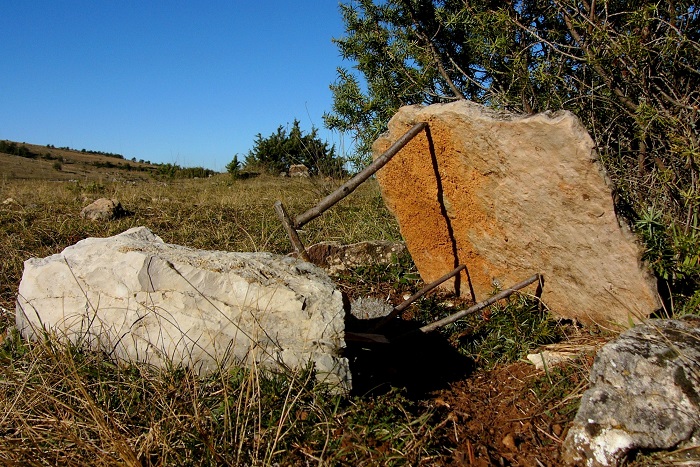 Stone Age trapping method: stone-crush trap in the Cevennes