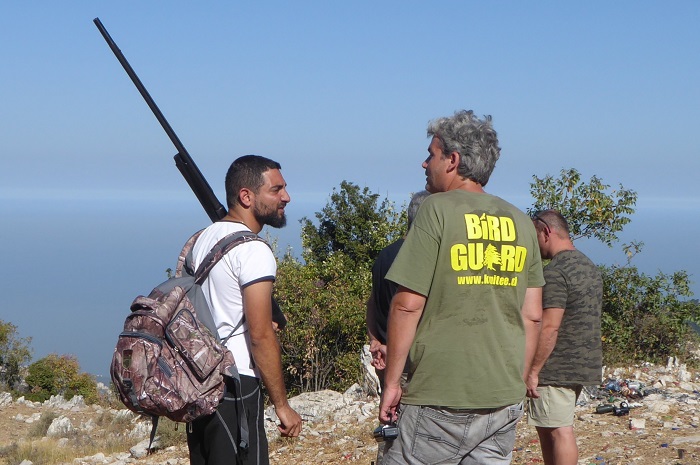 Membro del CABS parla con un cacciatore libanese