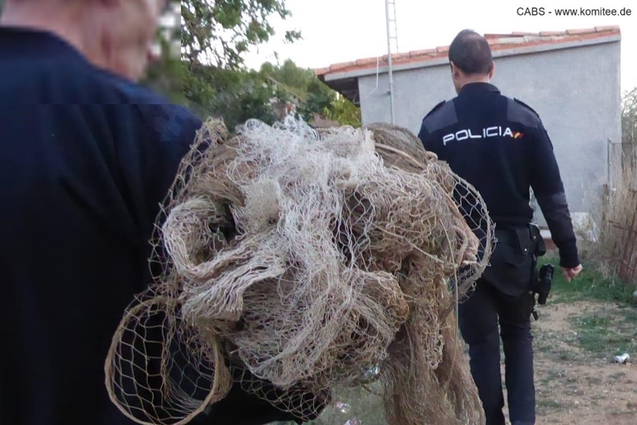 Bei den Einsätzen wurden zwei Schlagnetze von den Polizeibeamten beschlagnahmt.