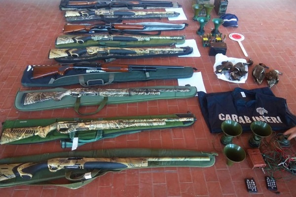 Von der Polizei im Podelta sichergestellte Jagdwaffen