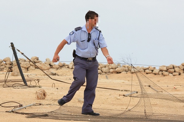 Maltesischer Polizist beim Einsammeln eines Schlagnetzes. Archivbild.
