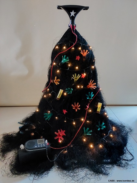 "Weihnachtsbaum" aus Fangnetzen und Schrotpatronen